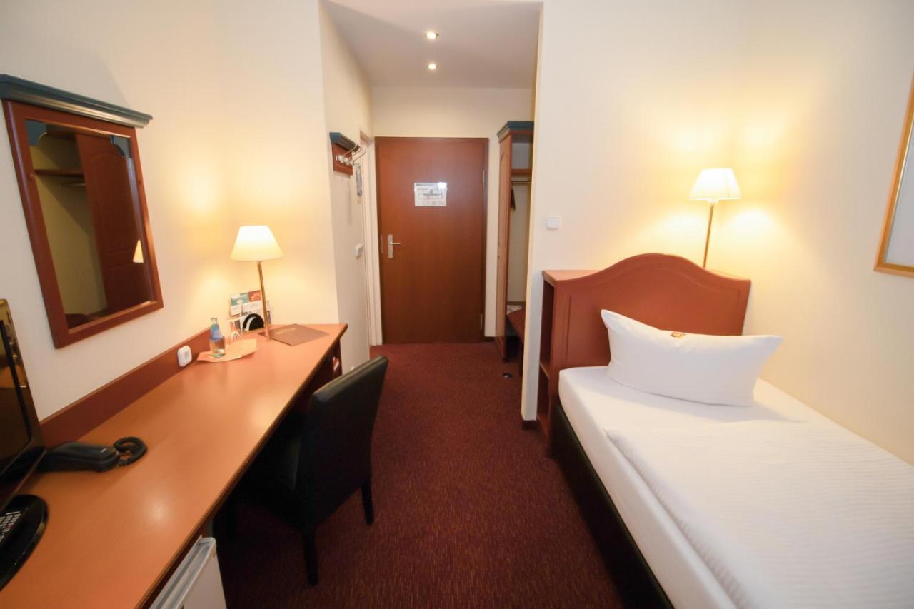 Akzent Hotel Am Goldenen Strauss Гёрлиц Экстерьер фото