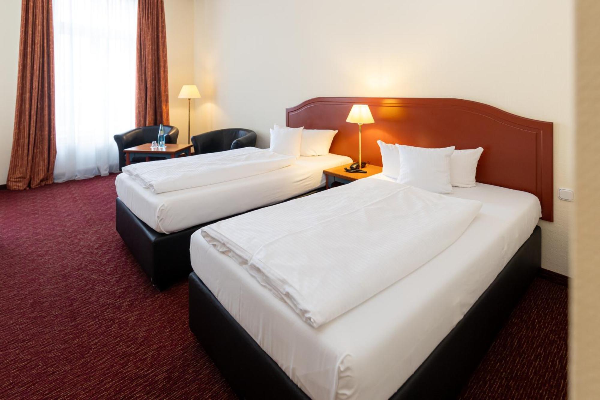 Akzent Hotel Am Goldenen Strauss Гёрлиц Экстерьер фото