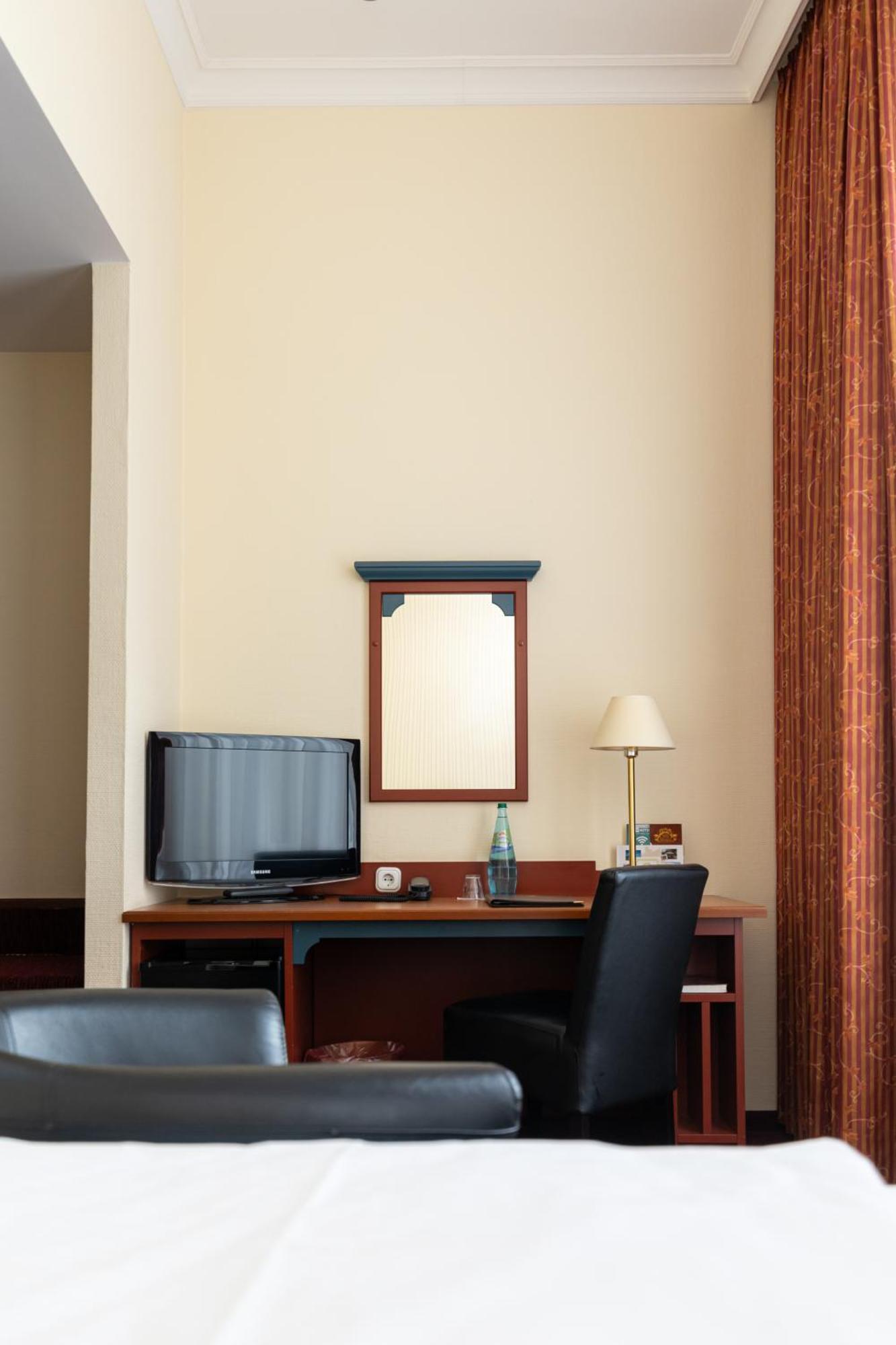 Akzent Hotel Am Goldenen Strauss Гёрлиц Экстерьер фото